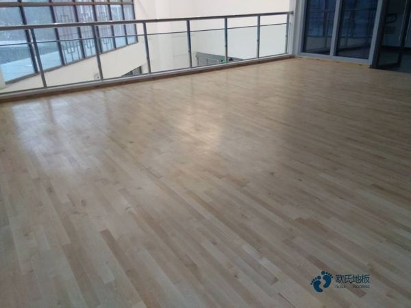 用什么籃球運動地板廠家報價
