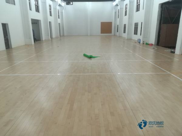 大學(xué)體育場木地板廠家報價