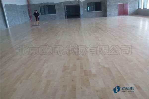 45度斜鋪龍骨運(yùn)動體育木地板安裝公司