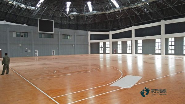 45度斜鋪龍骨運(yùn)動體育木地板安裝公司